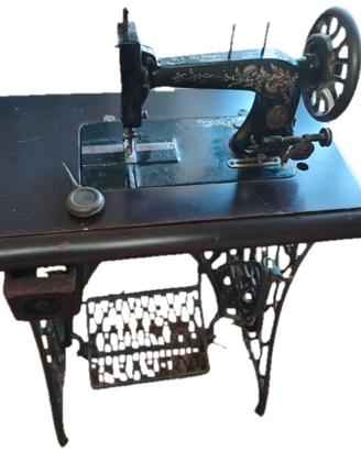 Macchina da cucire Singer antica