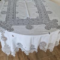 Tovaglia bianca in lino ricamata a chiacchierino