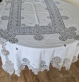Tovaglia bianca in lino ricamata a chiacchierino