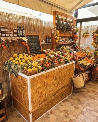Bancone e Dispense Artigianali in Legno.