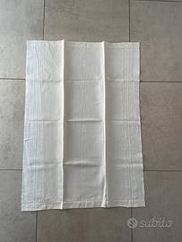 Asciugamano in tela con orlo a giorno