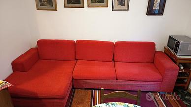 Divano tessuto rosso 5 posti con penisola
