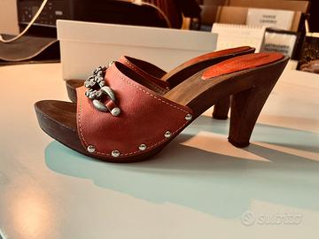 Zoccoli legno con tacco e fibbia rossa 37