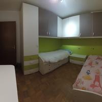 Cameretta a ponte angolare. Salvaspazio a 2 letti