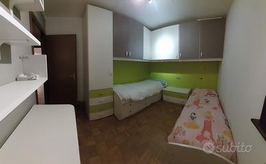 Cameretta a ponte angolare. Salvaspazio a 2 letti