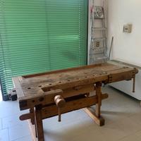 Vecchio tavolo da lavoro 