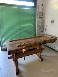 Vecchio tavolo da lavoro 