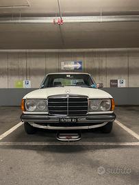 Mercedes 200 W123