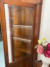 Vetrina ad angolo stile barocco