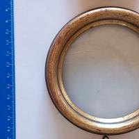 Cornice dorata vintage con vetro