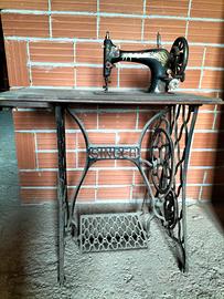 Antica macchina da cucire Singer