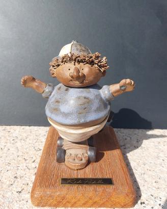 Scultura ceramica stile Rodo Padilla ragazzo sui p