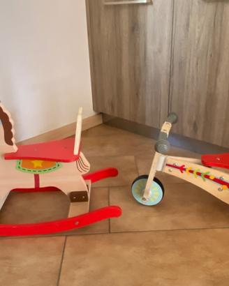Triciclo e cavallo a dondolo in legno
