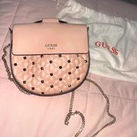 Borsetta a tracolla con borchie GUESS