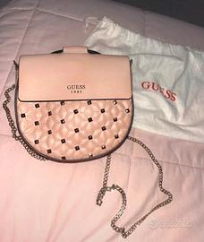 Borsetta a tracolla con borchie GUESS