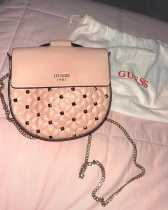 Borsetta a tracolla con borchie GUESS