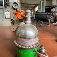 Attrezzatura pneumatica per spurgo freni/ frizioni