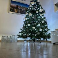 Albero di Natale compreso di addobbi e luci