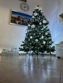Albero di Natale compreso di addobbi e luci