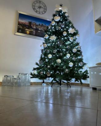 Albero di Natale compreso di addobbi e luci