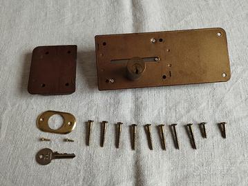 Serratura per portone 