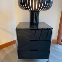 Cassettiera Mobil Kartell nero lucido con piedini