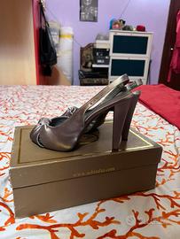 scarpe col tacco grigie.