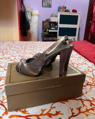 scarpe col tacco grigie.