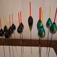 galleggianti da pesca in fiume