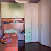 Camera per ragazzo angolare con ponte