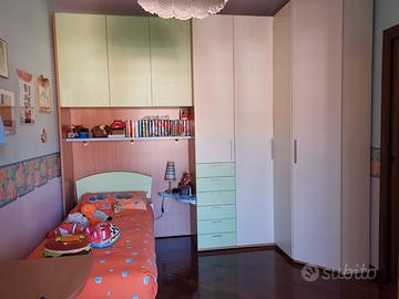 Camera per ragazzo angolare con ponte