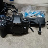 Videocamera Lumix G80 e spallaccio.