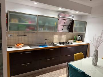 Cucina , tavolo 4 sedie mobile d’arredo Cameretta