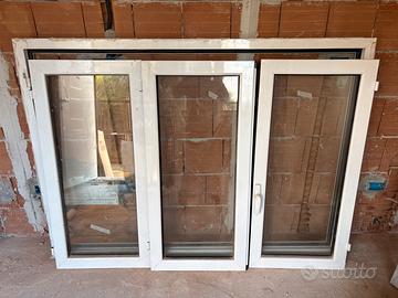Finestra a 3 ante alluminio completa di telaio .