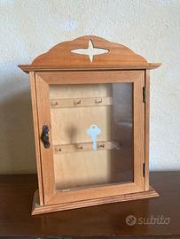 Casetta portachiavi in legno chiaro. 8 ganci.