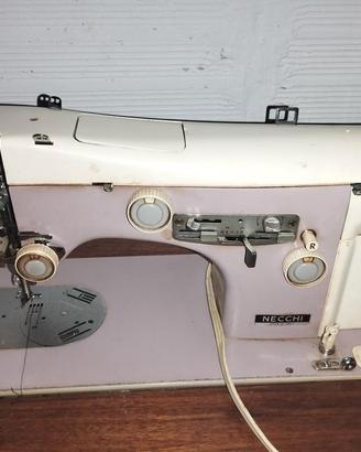 Macchina da cucire Necchi 205