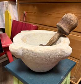 Antico mortaio con pestello
