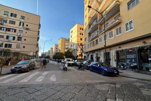 NEGOZIO A NAPOLI