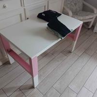 Scrivania e sedia Ikea