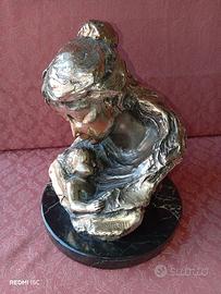 Scultura "Maternità" firmata Luigi Ghidottia