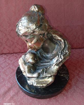 Scultura "Maternità" firmata Luigi Ghidottia