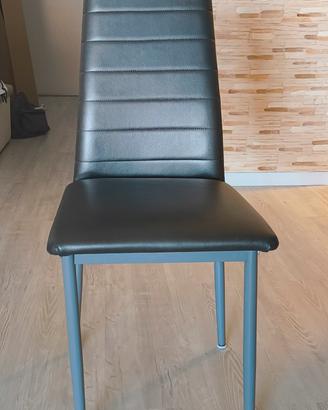 Sedie nere imbottite