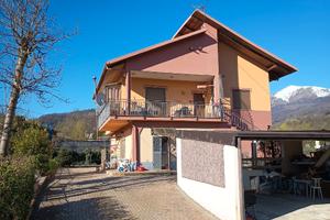 Intera Villa bifamiliare con giardino di 4000mq