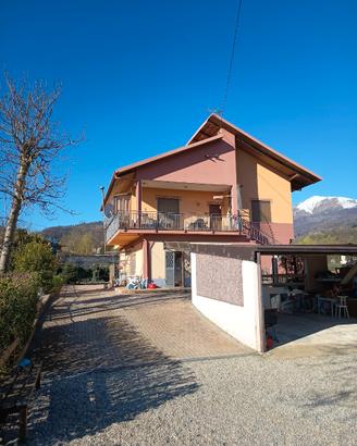 Intera Villa bifamiliare con giardino di 4000mq