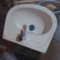 piccolo lavabo con rubinetto. 