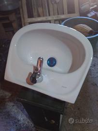 piccolo lavabo con rubinetto. 