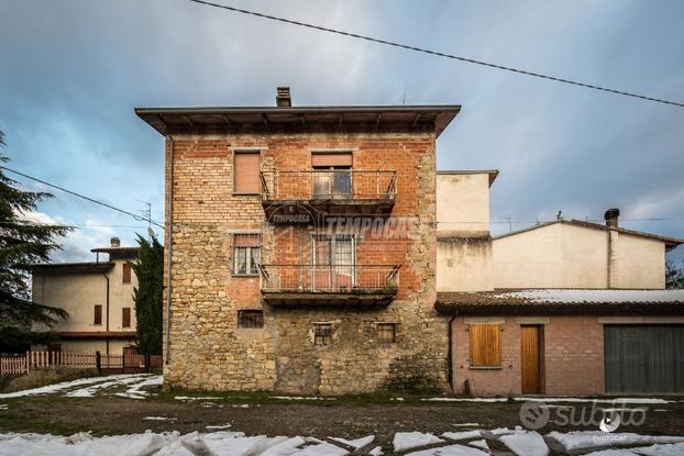 Soluzione con 2 appartamenti e terreno agricolo di