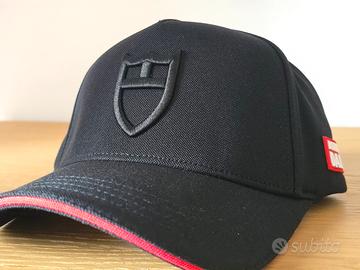 berretto Tudor nero su nero