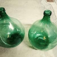 Vecchie damigiane in vetro