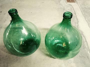 Vecchie damigiane in vetro